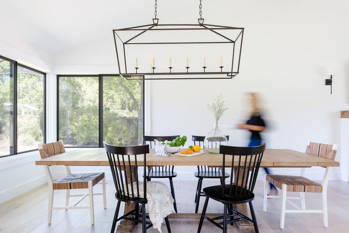 Some Tips to Pull Off a Mismatched Dining Room